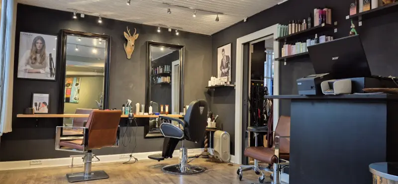Stole og spejle indenfor i salonen hos frisør Tonni Stemann i Lyngby.